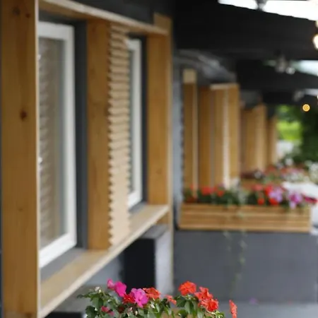 The Vine On Main Motel Stamford Exterior photo